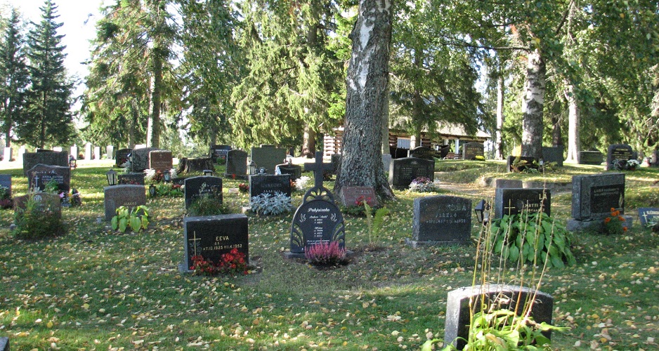 Hautaristi Sarastus ja hautakivet hautausmaalla