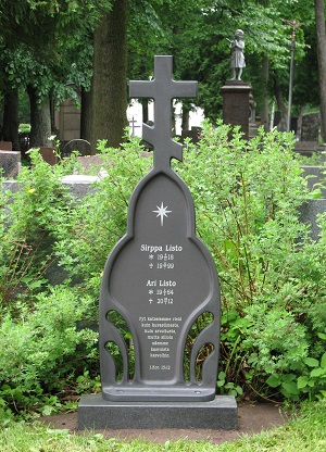 Valettu ortodoksiristi soveltuu hautakivien ja puuristien rinnalle. Kuvassa ortodoksiristi haautausmaalla.