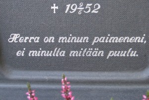 Muistolause sekä päivämäärien vanha merkitsemistapa hautakivissä ja hautaristeissä.
